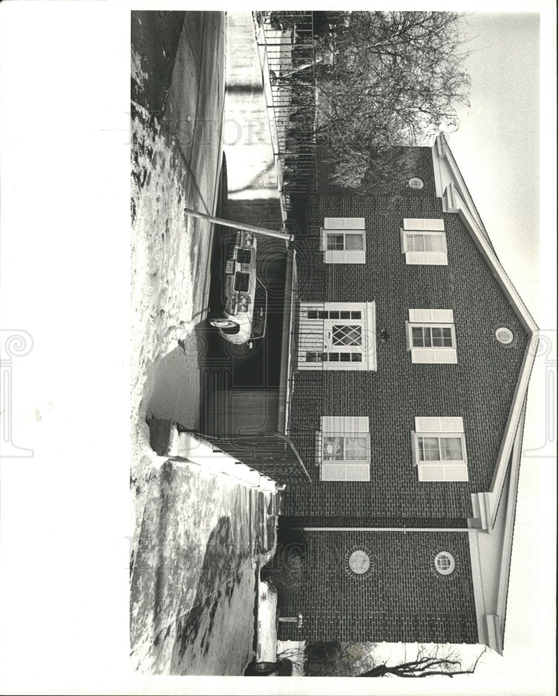 1980 Press Photo Parking garage basement people auto - Historic Images