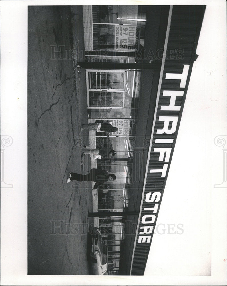 1989 Press Photo Milwaukee Thrift Store Florida Lewis - Historic Images