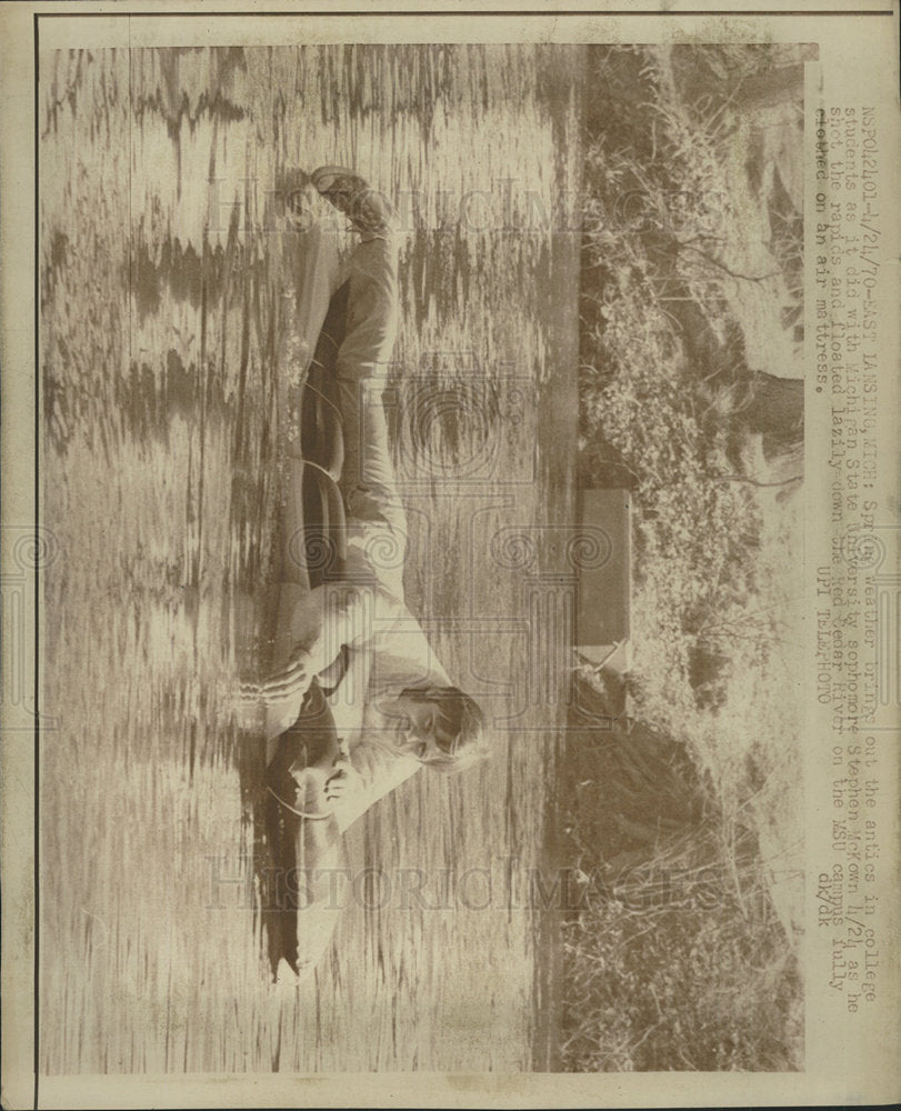 1970 Press Photo Spring Weather Stephen Michigan Antics - Historic Images