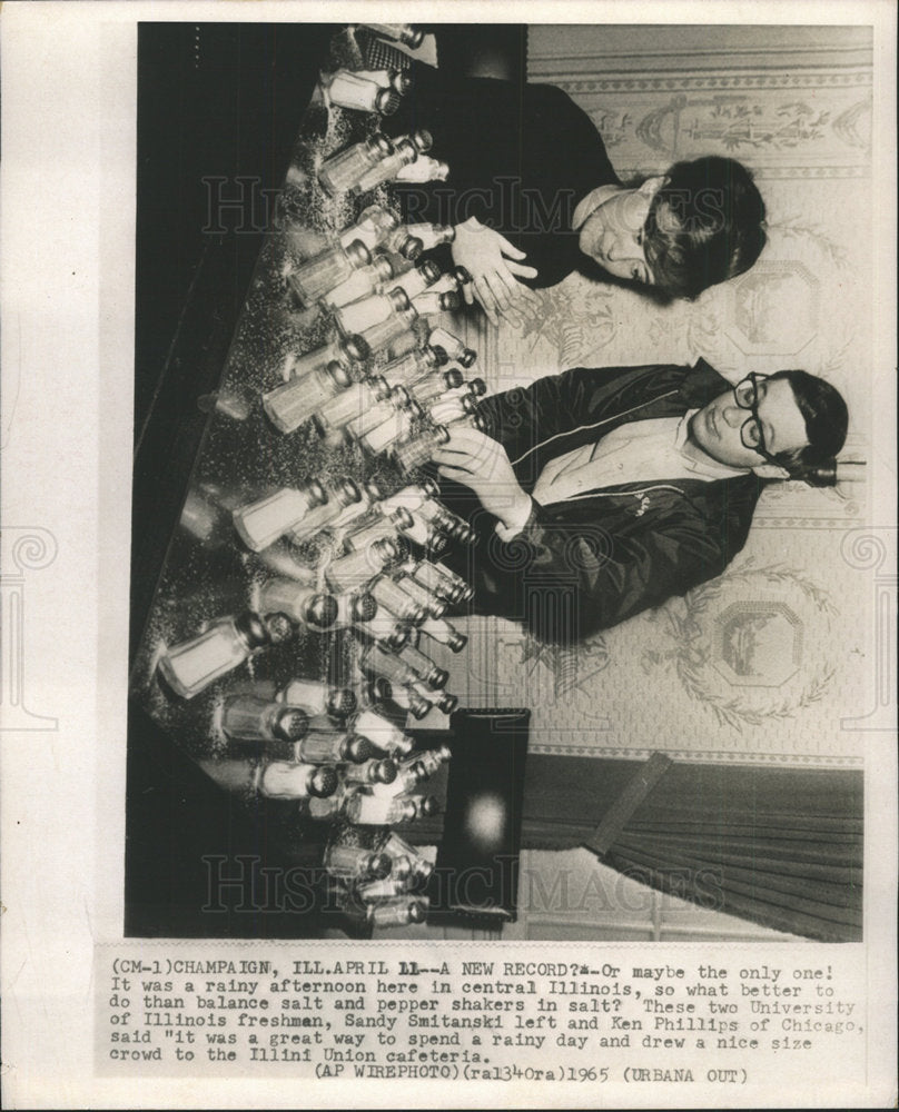 1965 Press Photo Central Illinois balance salt Pepper - Historic Images