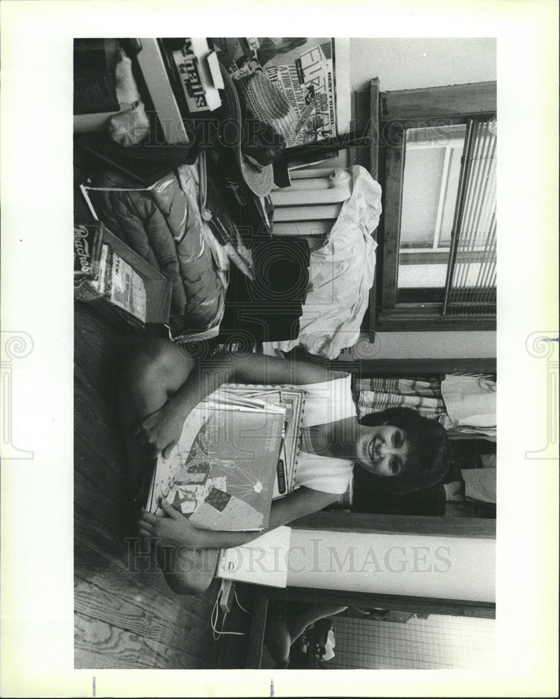 1985 Press Photo Waldron record albums packs college - Historic Images