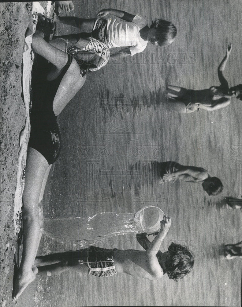 1974 Press Photo Youngster cool mom Beach water mommy - Historic Images