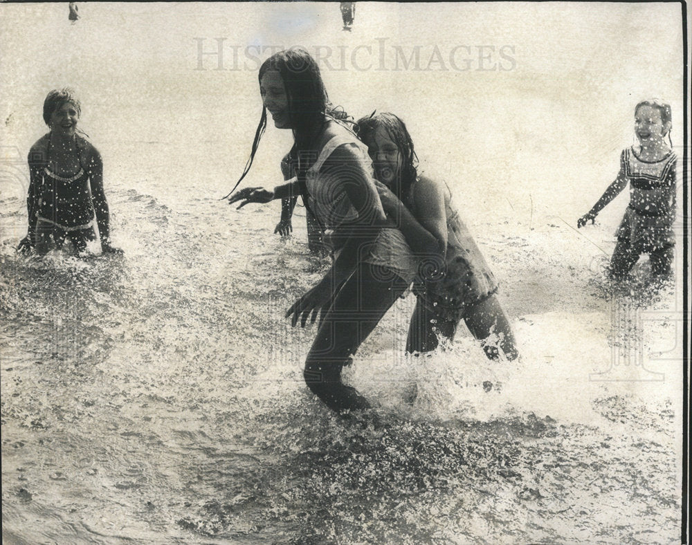 1972 Press Photo Chicago Het Weather Beach Water Play - Historic Images