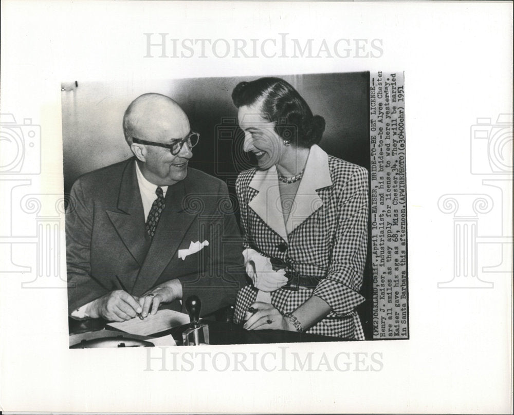 1954 Press Photo Kaiser Edgar Industrialist Alyce Chest - Historic Images