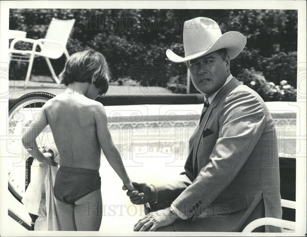 1984 Press Photo Larry Hagman Omri Katz Dallas Friday - Historic Images