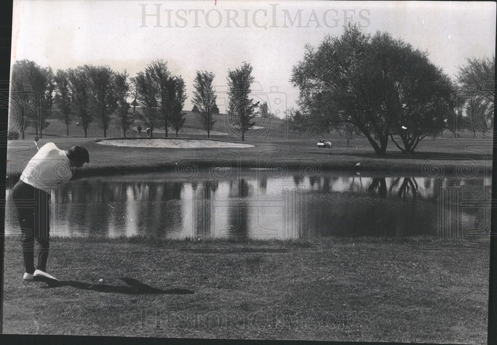 1967 Press Photo Golfer shooting water Midwest Country - Historic Images