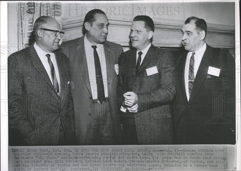 1959 Press Photo Krause Huddles Ed Krause Notre Dam - Historic Images