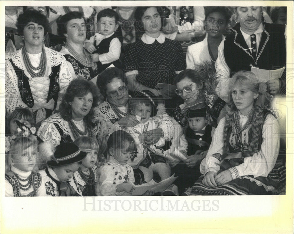 1984 Press Photo Millard International chorus Christmas - Historic Images