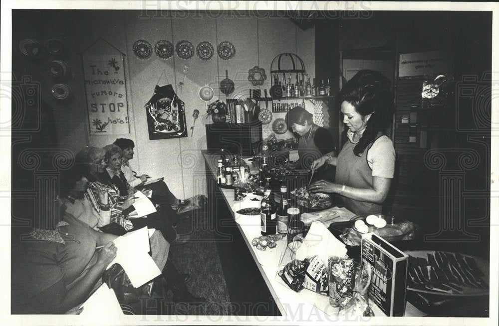 1978 Press Photo Microcookery Glen Ellyn Mary Hong Lily - Historic Images