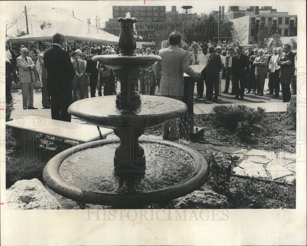 1975 Press Photo Mid-City National Bank Madison Halsted - Historic Images