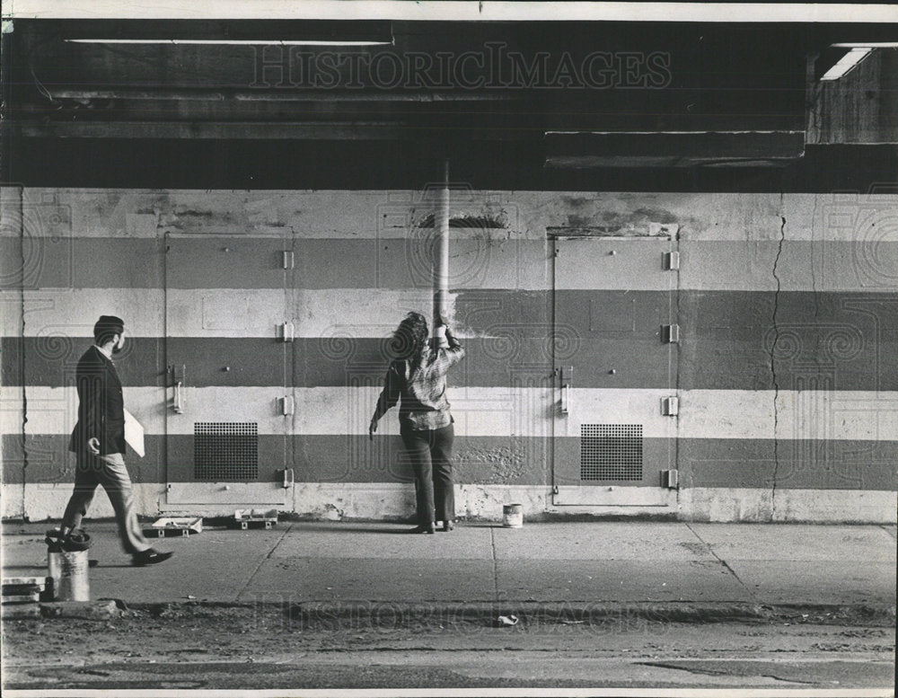 1970 Press Photo Michigan pedestrian motorists pillars - Historic Images