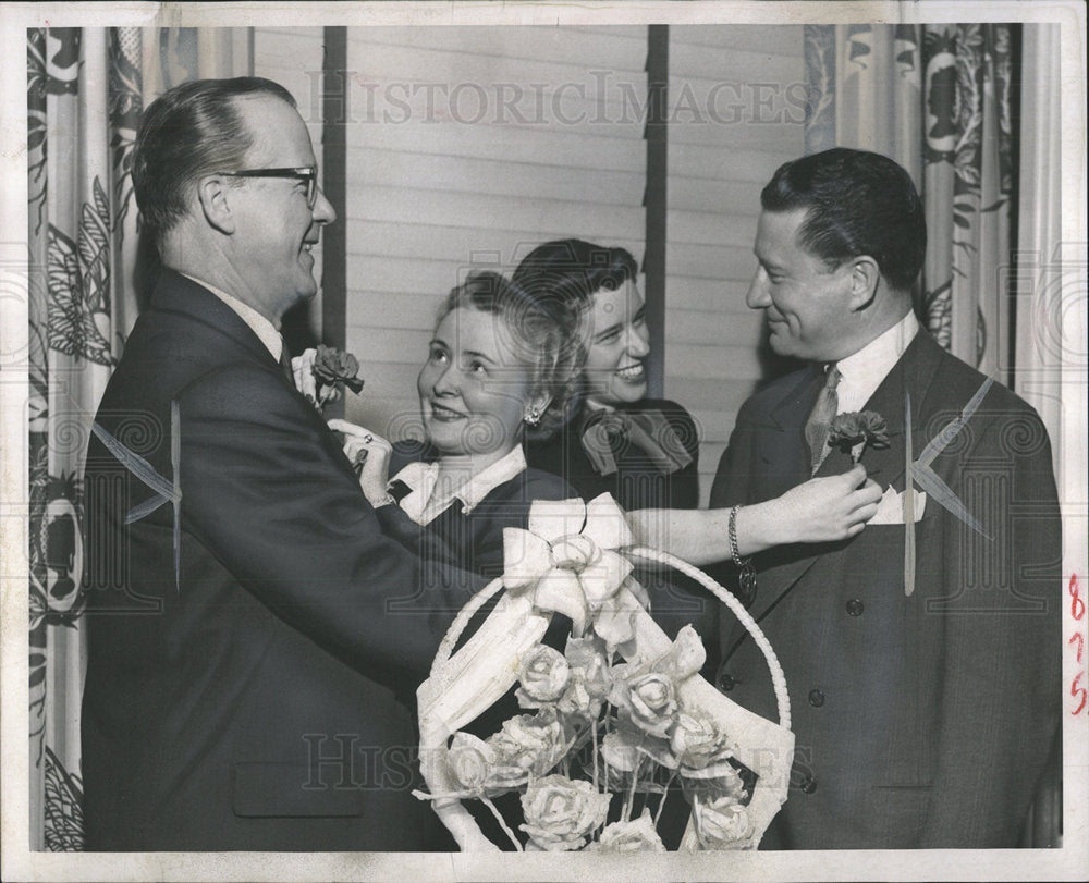 1952 Press Photo John Gneachan Alive Sheldon Janeth - Historic Images