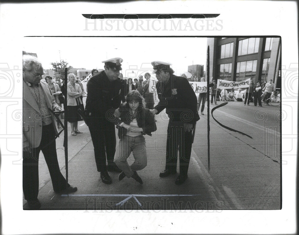 1985 Press Photo McNamara Federal Building Demonstrator - Historic Images