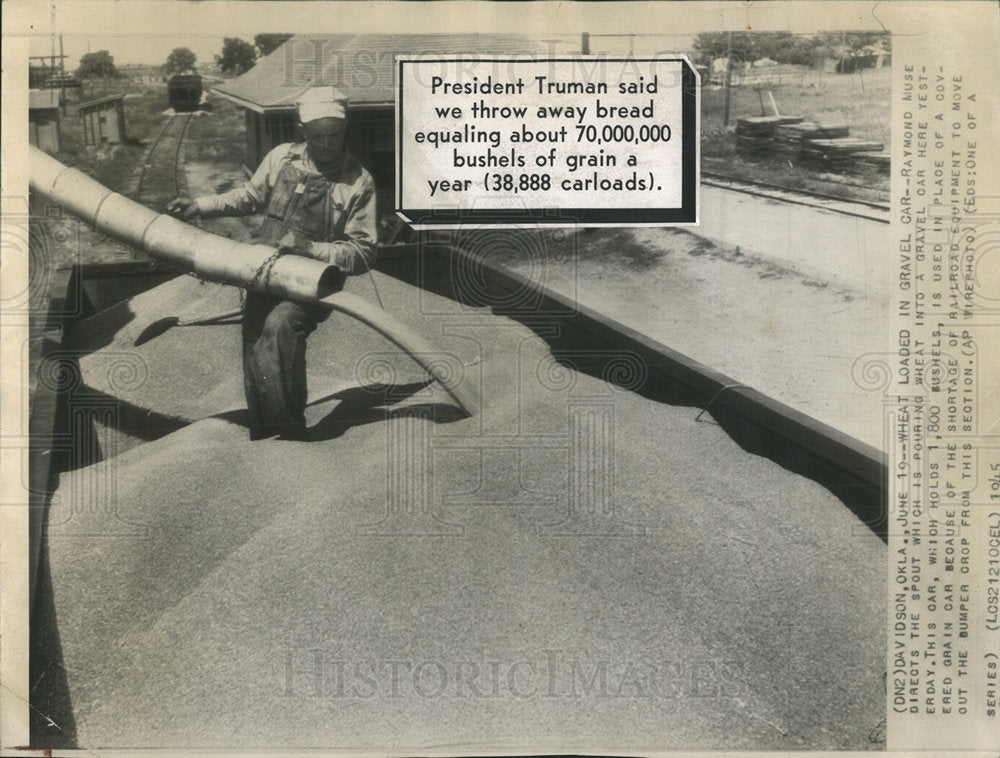 1945 Press Photo Wheat Loaded Gravel car Raymond Muse - Historic Images