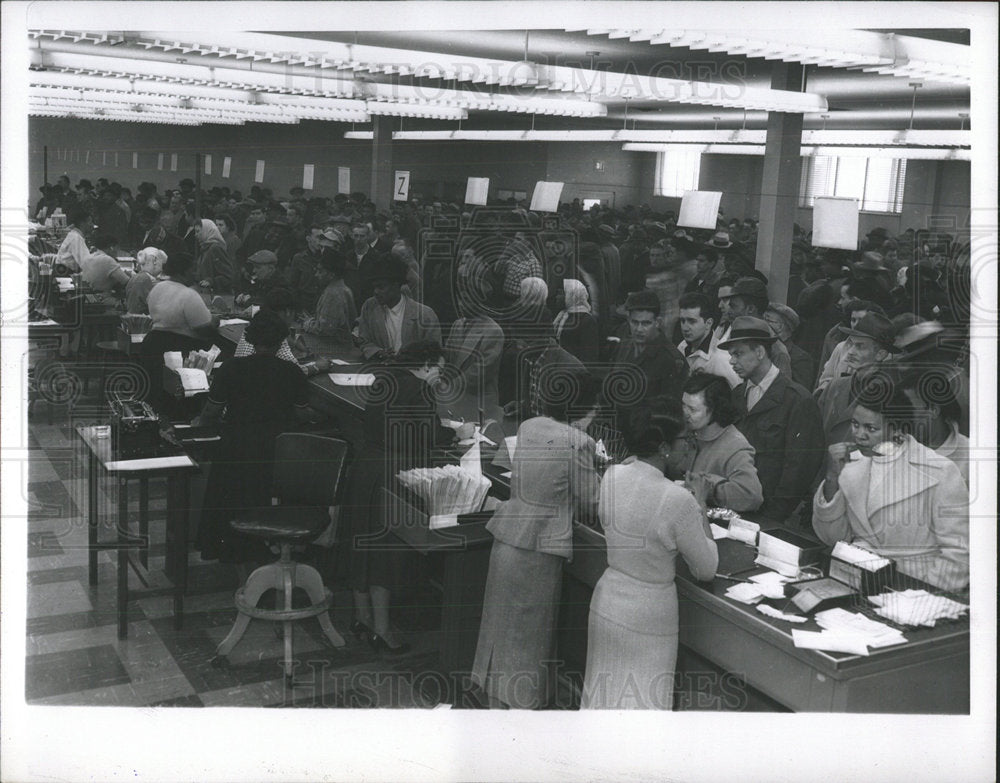 1956 Press Photo UN employment Crowd Job Registeration - Historic Images