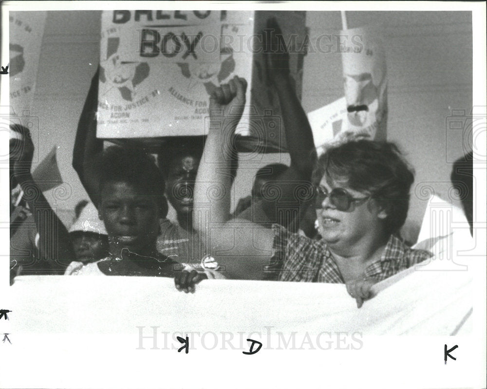 1984 Press Photo Elena Hanggi Dallas Demonstrators Rep - Historic Images