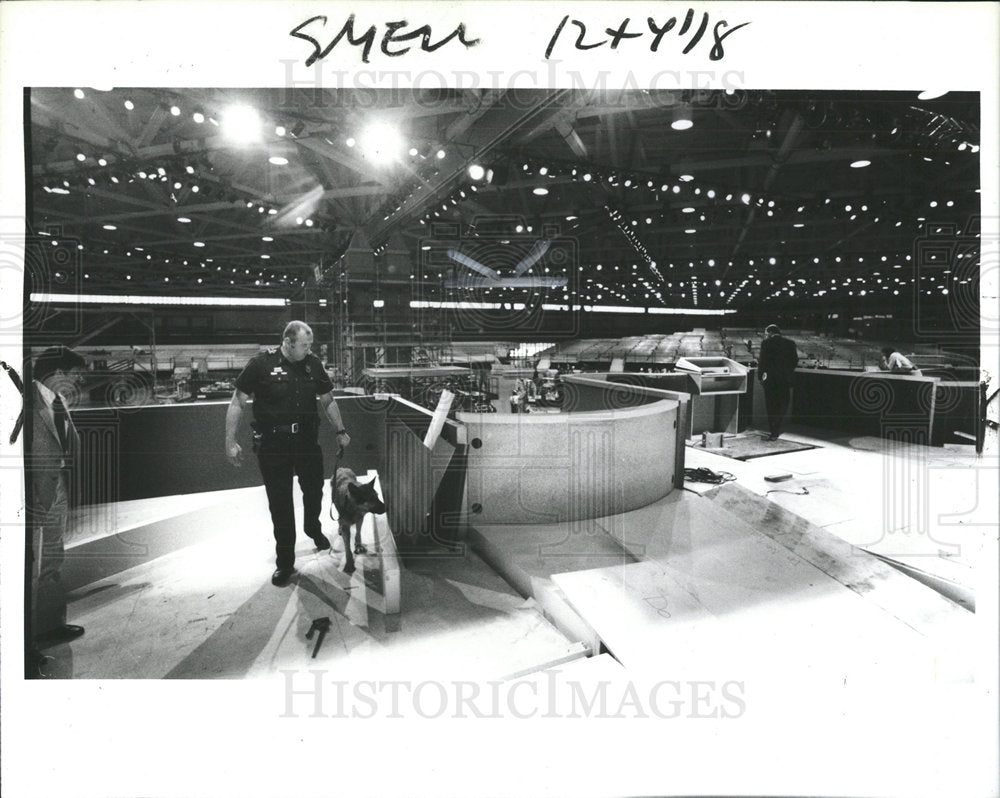 1984 Press Photo Dallas Police Department Search Podium - Historic Images