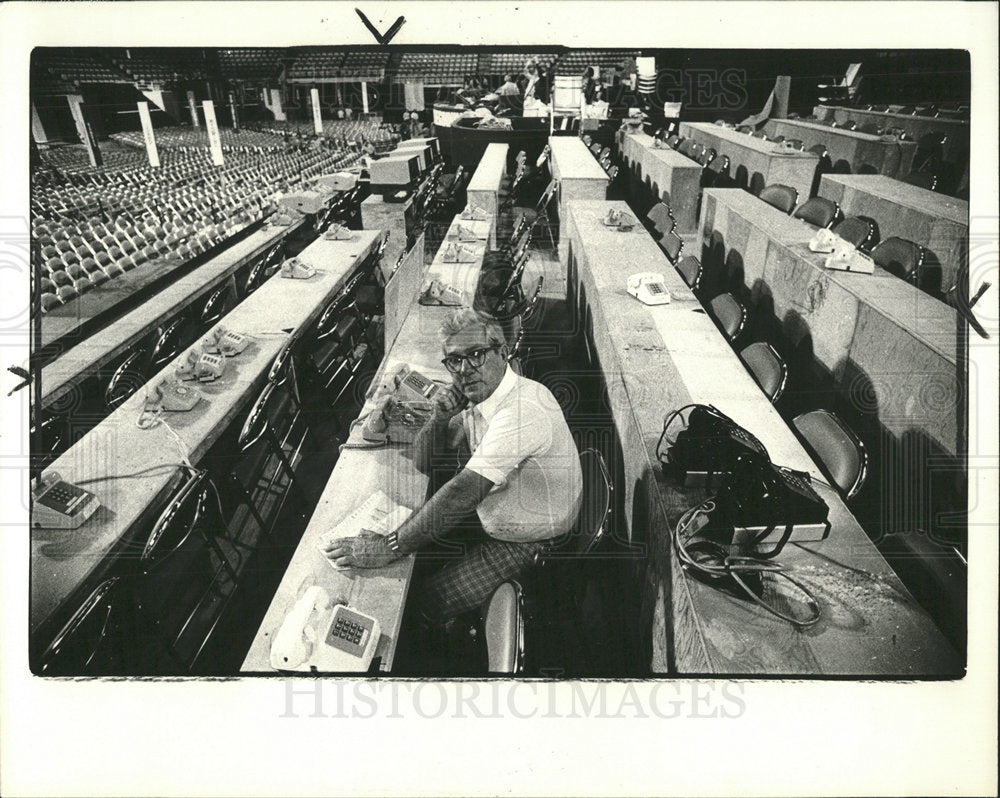 1980 Press Photo Turner in press area to left of Podium - Historic Images