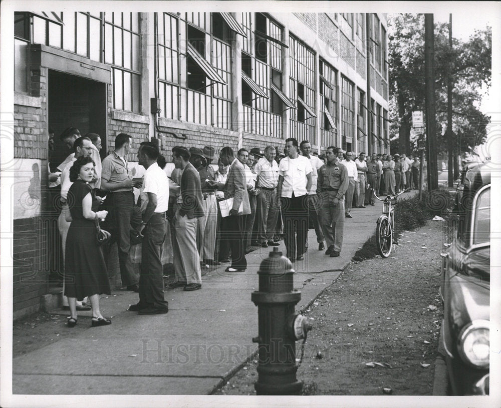 Press Photo Michigan Employement Security People Wait - Historic Images