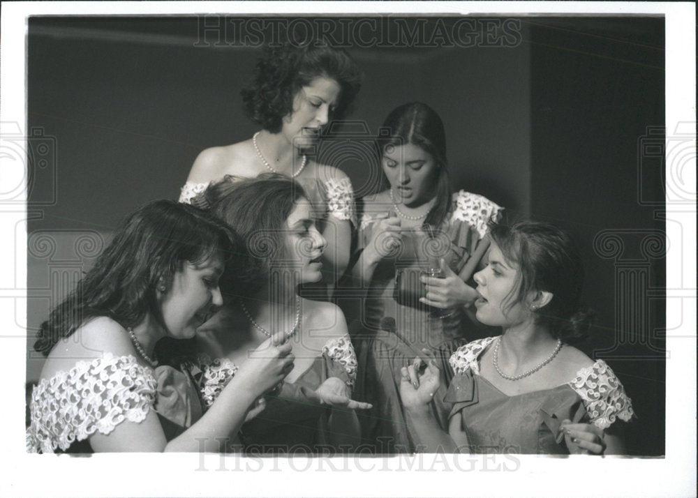 1995 Press Photo 5 Women Wear Dress Alan Ball Mary Lewi - Historic Images