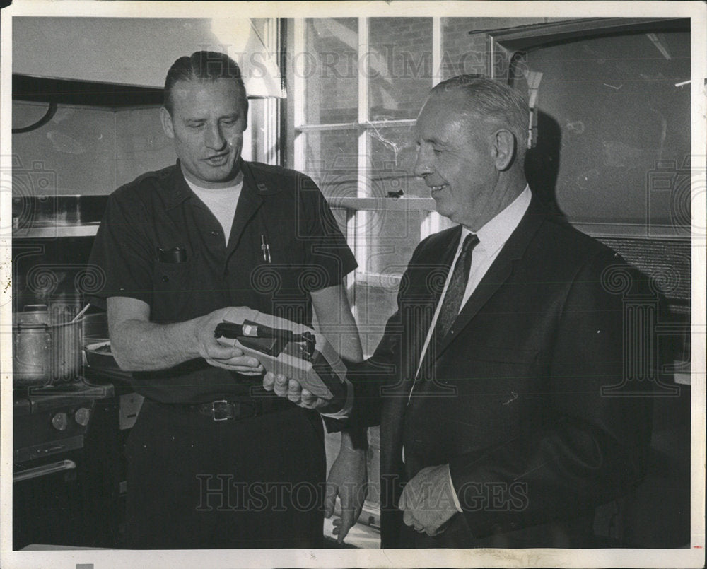 1967 Press Photo Jack Lynch William Kiesler Polaroid - Historic Images