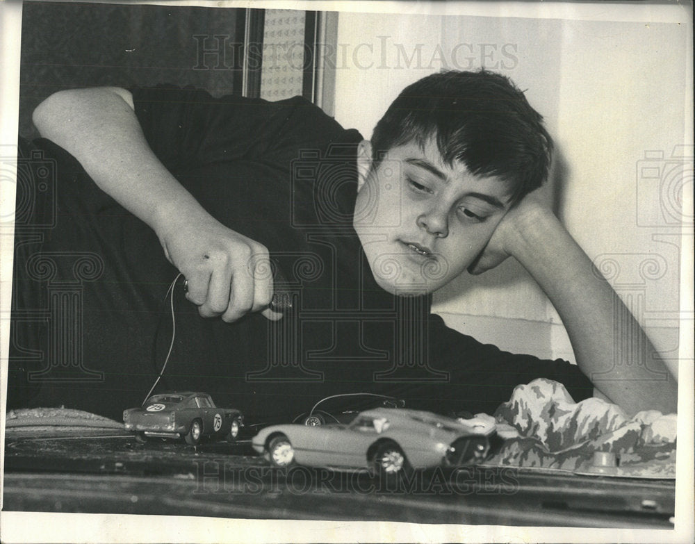 1965 Press Photo Slot Car Racing Miniture Brassart Fad - Historic Images