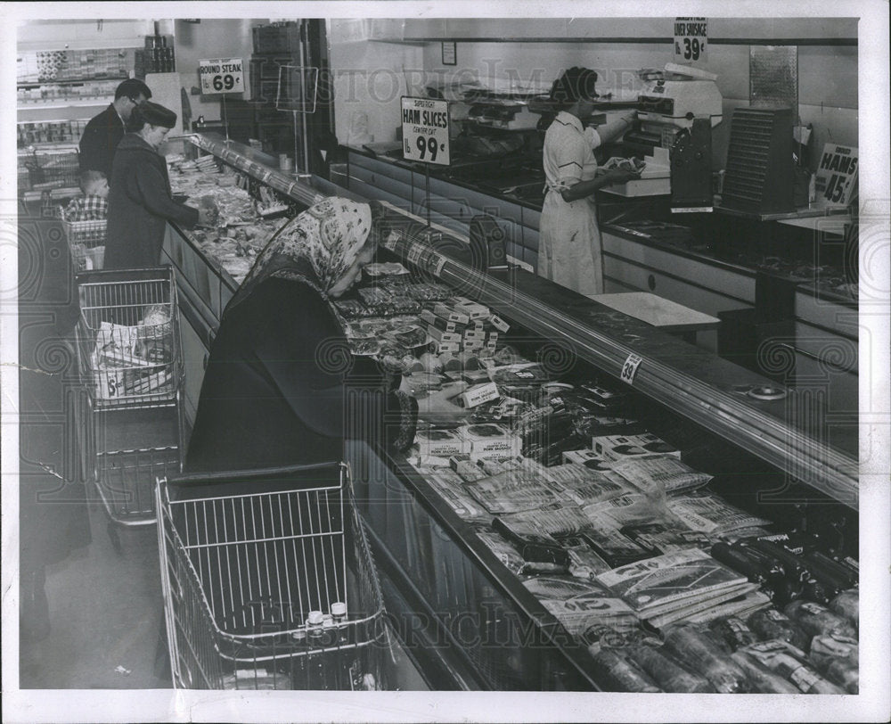 1957 Press Photo Joyce supermarket meat counter Long - Historic Images