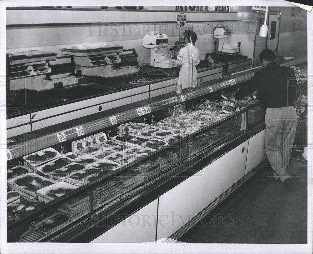 1957 Press Photo Joyce Runs meat counter supermarket - Historic Images