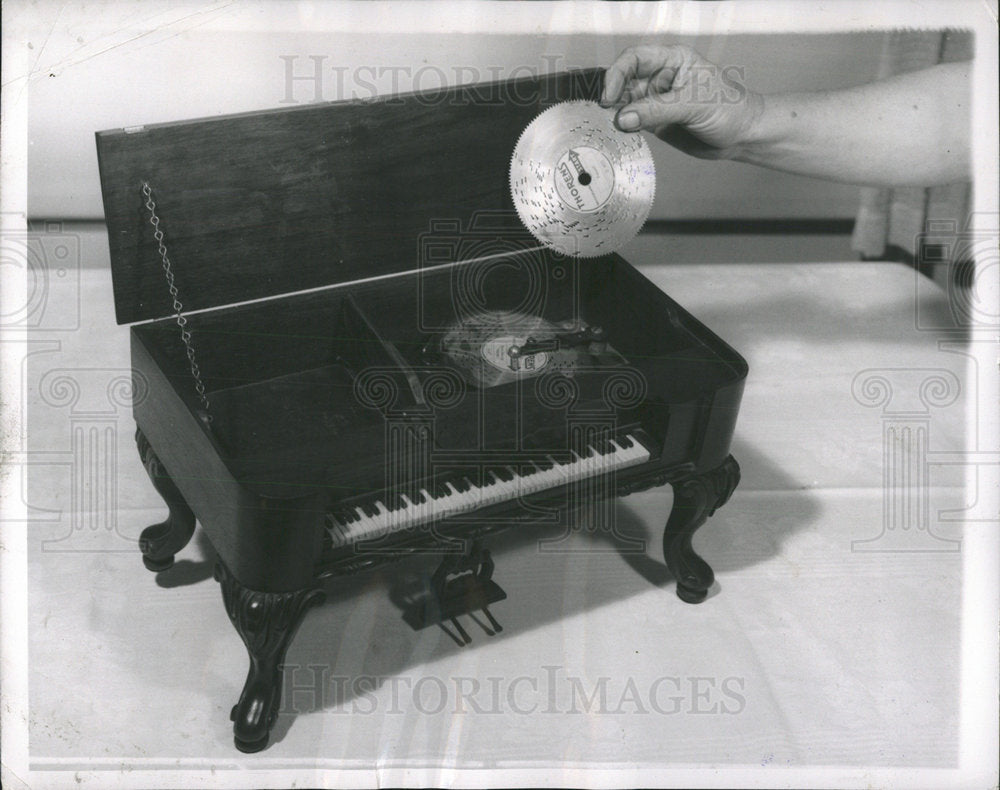 1954 Press Photo Walnut Miniature Phonograph - Historic Images