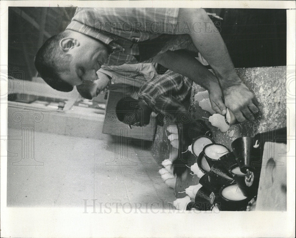 1970 Press Photo Workers Remove Candles From Wax Mold - Historic Images