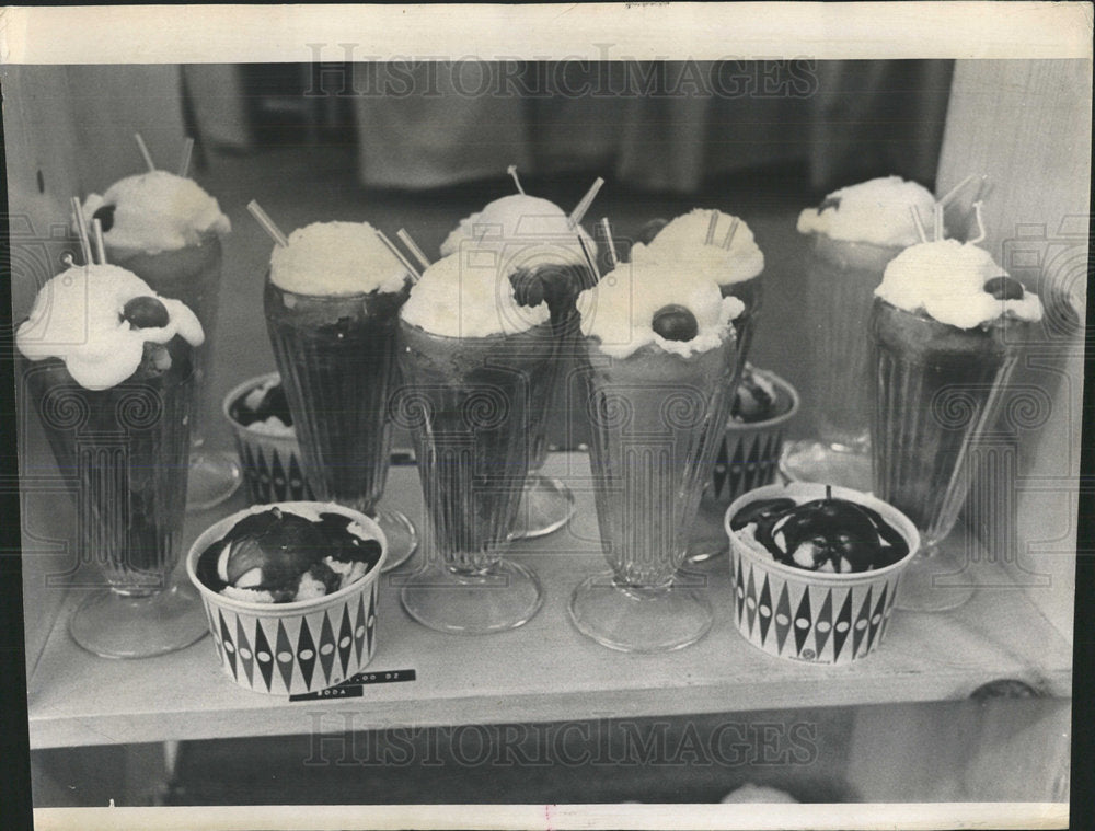 1972 Press Photo Sundaes soda Light Candles China Navy - Historic Images