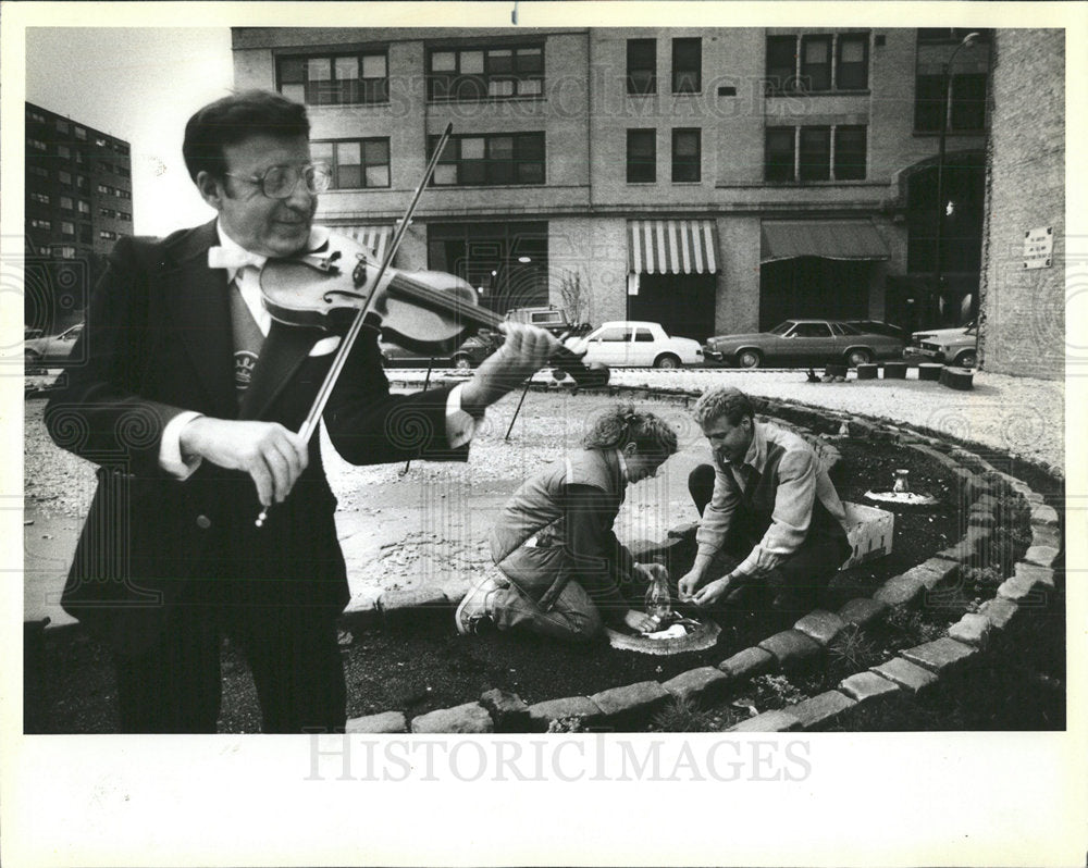 1983 Press Photo Elmer Rosen Serenads Lee Weitzman Jan - Historic Images