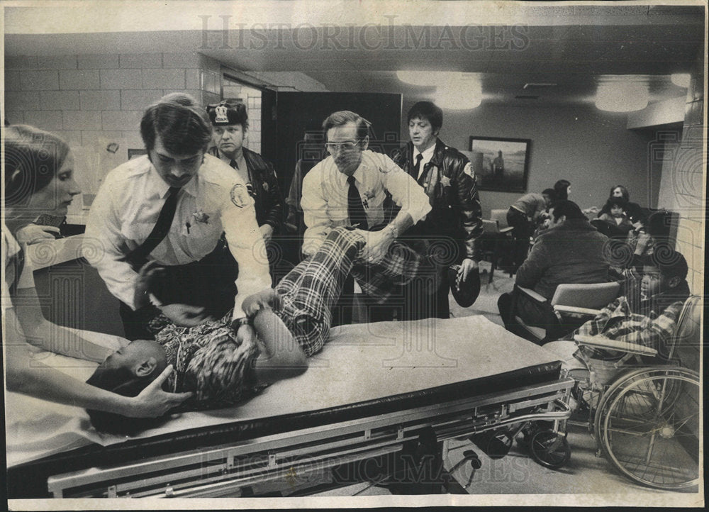 1974 Press Photo Sick Children Treated at Ravenswood - Historic Images