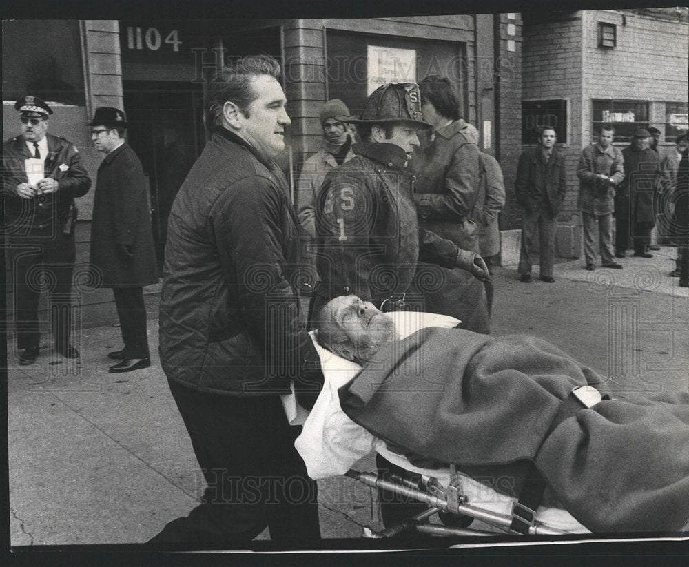 1973 Press Photo Fireman Rush Gas Fumes Victims - Historic Images