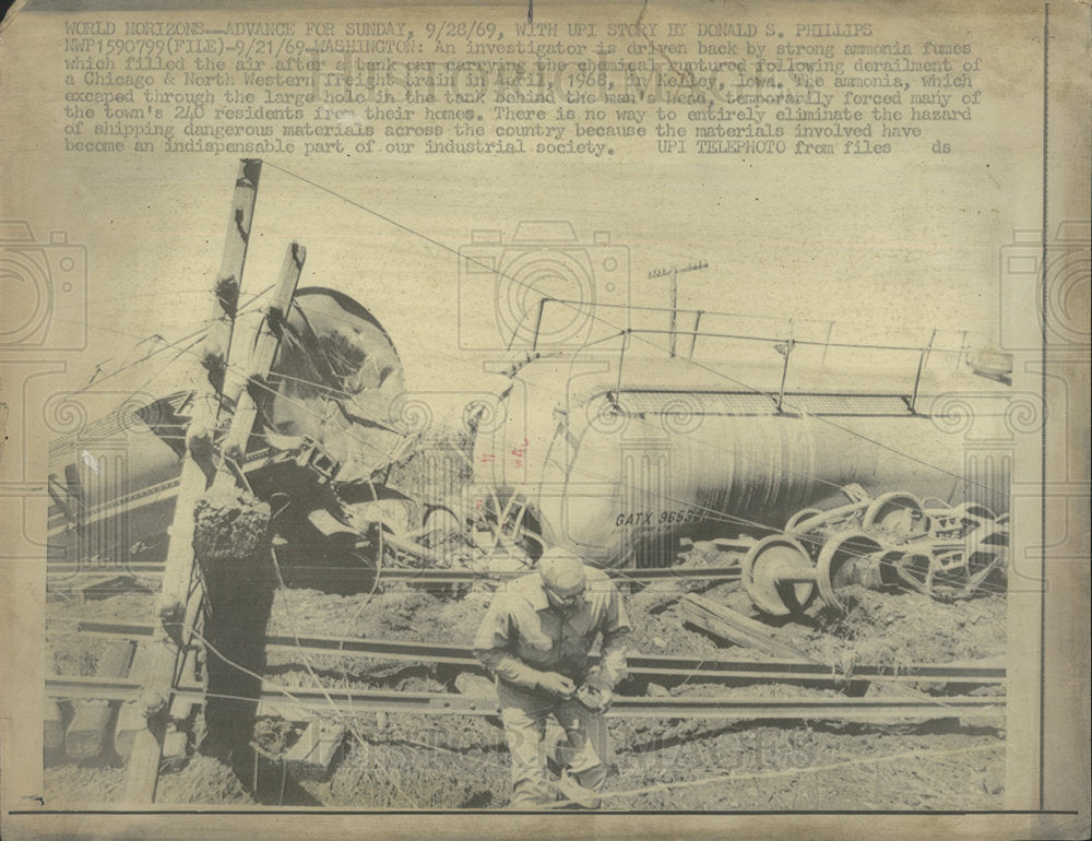 1969 Press Photo Freight Train Causes Ammonia Fumes - Historic Images