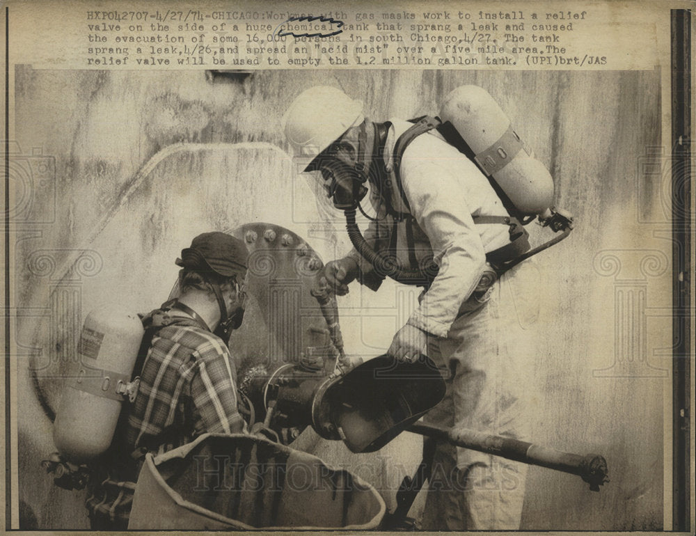 1974 Press Photo Poisonous Gas Chemical Tank Leak - Historic Images
