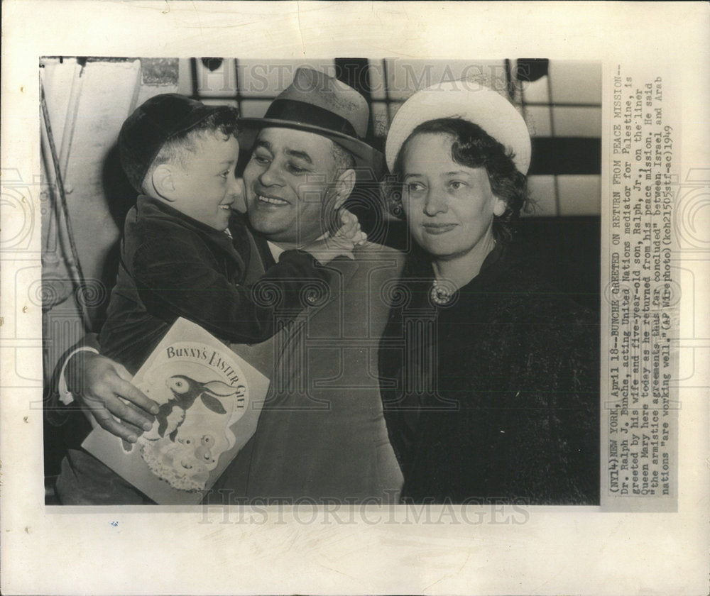 1949 Press Photo Dr. Bunche Greeted by Wife and Son - Historic Images