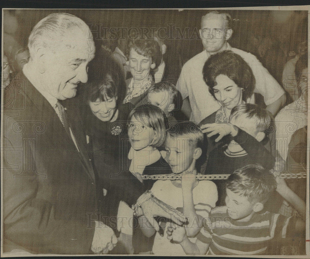 1967 Press Photo Greet president Johnson Youngsters - Historic Images