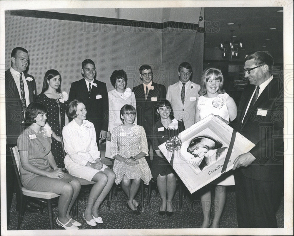 1967 Press Photo JV Johnson Gives Denver Students Award - Historic Images