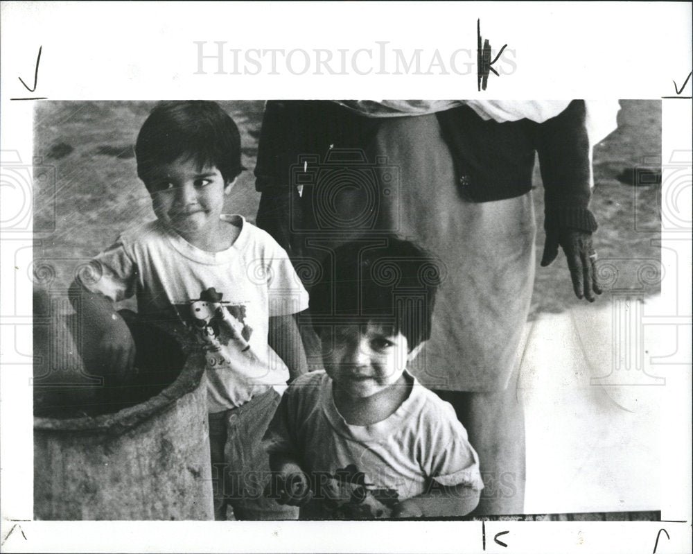 1990 Press Photo Chrisy Khan kids Johnathan Adam - Historic Images