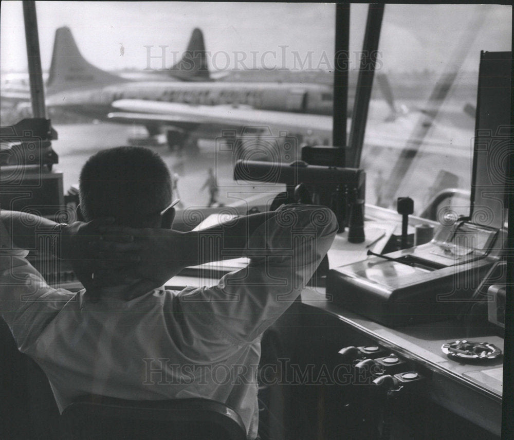 1961 Press Photo DAVE AIRPORT MIDWAY&#39;S CONTROL TOWER - Historic Images