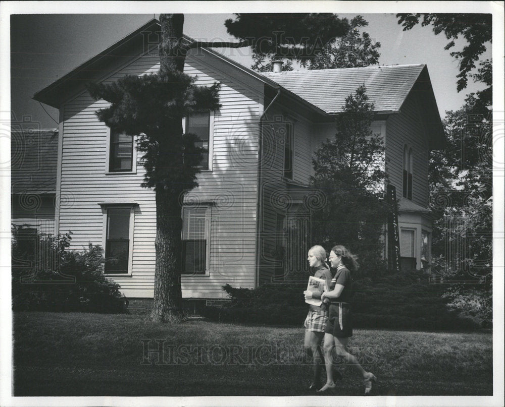 1970 Press Photo Farm House Urban Campaign Illinois - Historic Images