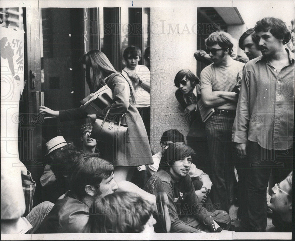 1970 Press Photo Chicago Circle Campus student book - Historic Images