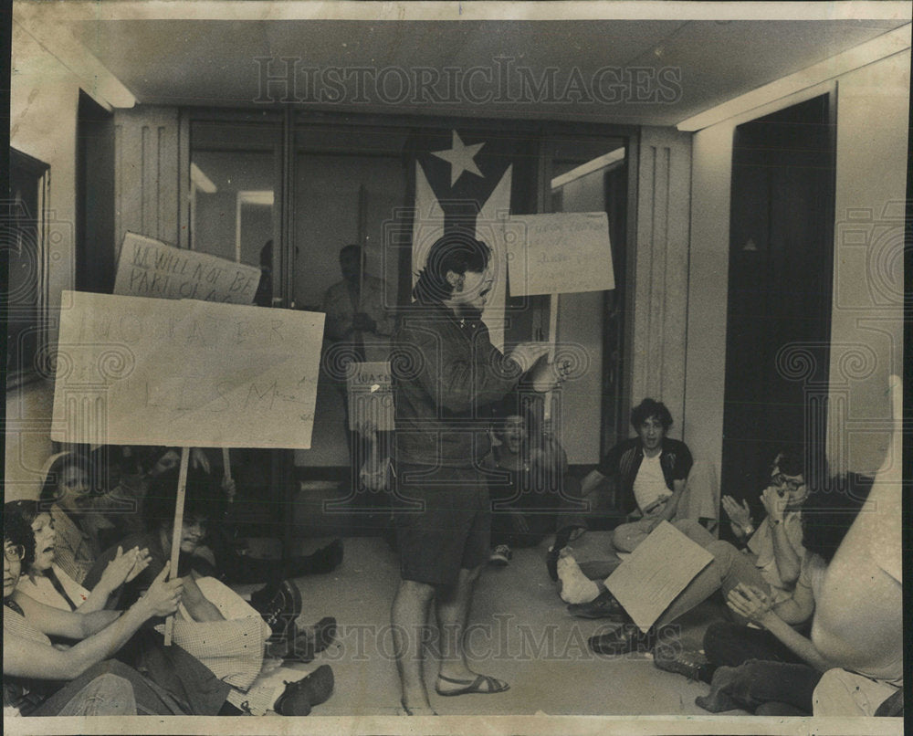 1973 Press Photo Circle Campus Latin Students Protest - Historic Images