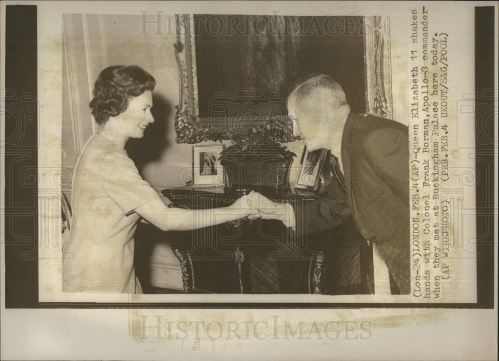 1969 Press Photo Queen Elizabeth Greets Frank Borman - Historic Images