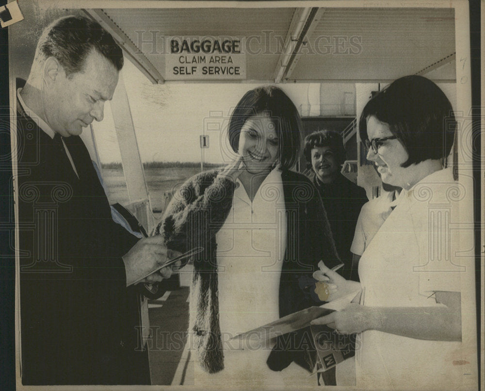 1967 Press Photo David Brinkley Provides Autograph Neb. - Historic Images