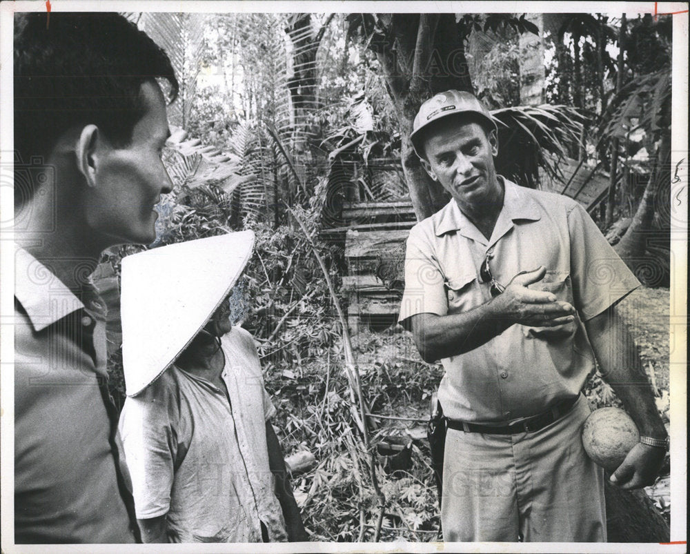 1967 Press Photo Explorer Using Sign Language Vietnam - Historic Images