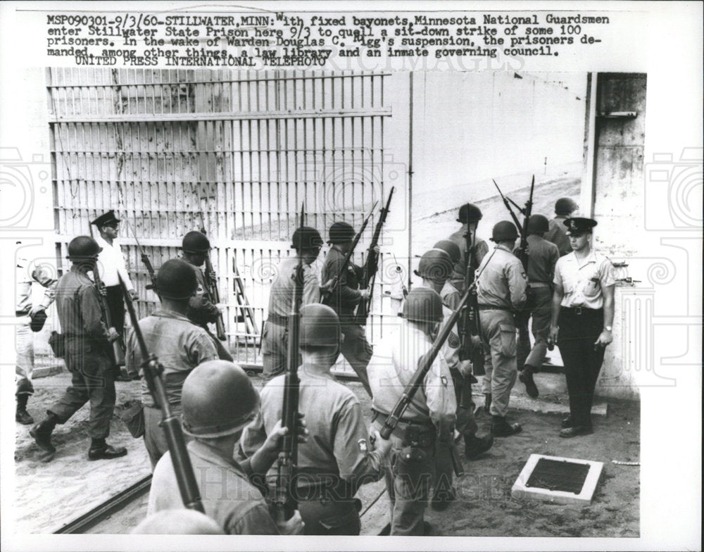 1960 Press Photo Minn National Guard Entering Prison - Historic Images