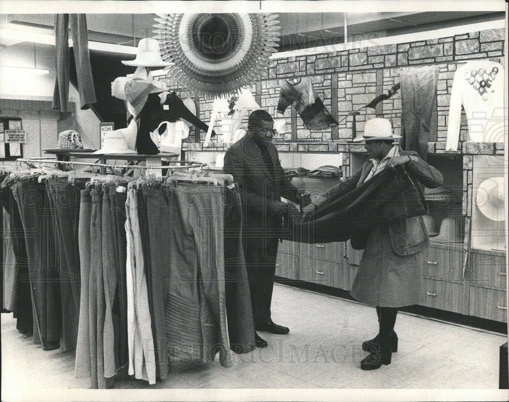 Press Photo Couple Out Clothes Shopping - Historic Images