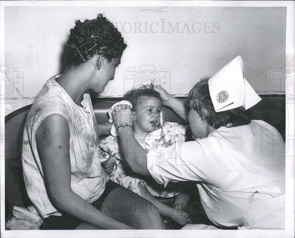 1964 Press Photo Greene Kelly nurse Margaret Guyette - Historic Images